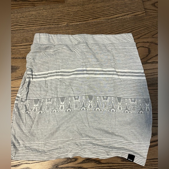 Bench - size M, casual/atheltic, patterned white and grey skirt. - Picture 4 of 4